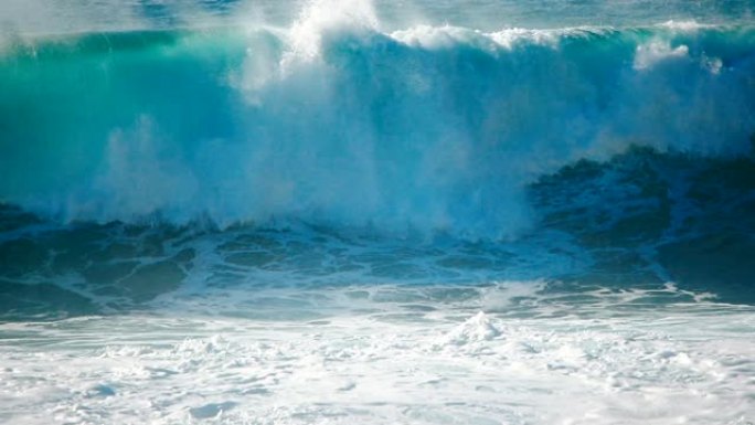 大海浪撞击慢动作视频。蓝色冲浪海浪水断点特写。巨大的风暴管飞溅。