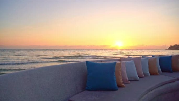 海滩海洋周围带枕头沙发躺椅的室外露台