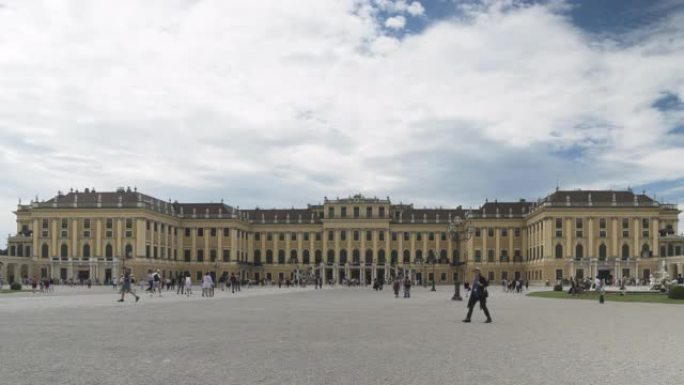 旅行者在广场上参观奥地利维也纳国家地标美泉宫