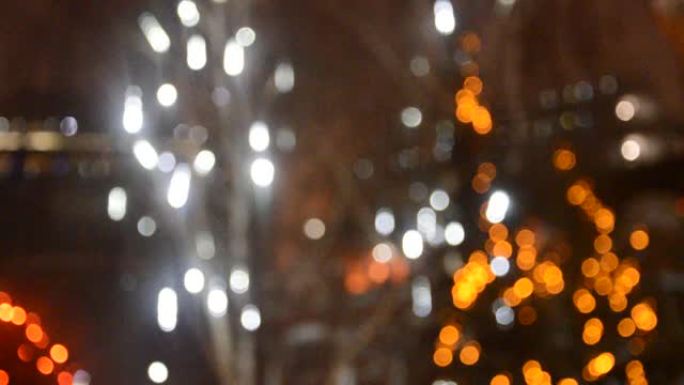 新年的模糊花环在夜晚的构图中发光