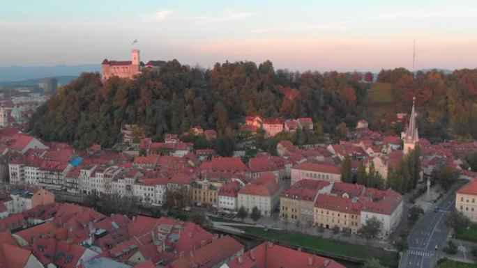 日落时斯洛文尼亚首都卢布尔雅那的城市景观。