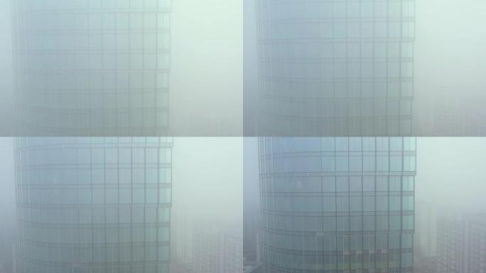 覆盖在烟雾中的摩天大楼的无人机镜头