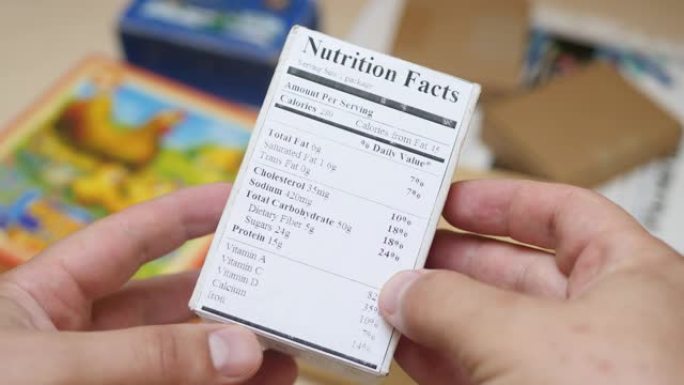 男性阅读食品标签营养与品质