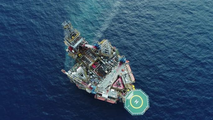 海上石油平台的空中拍摄近距离日间库存视频