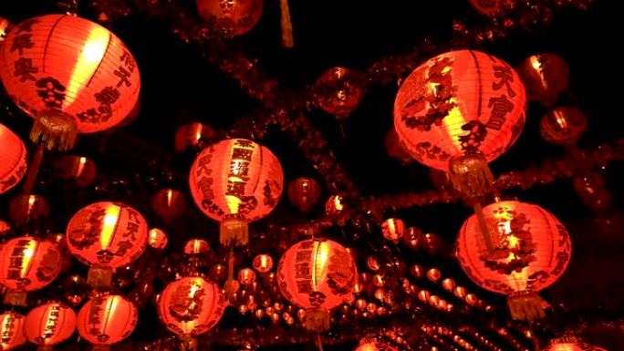 在神社为农历新年装饰的许多摇摆中国灯笼。灯笼上的祝福文字含义有财富和幸福