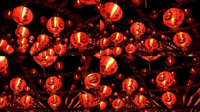 在神社为农历新年装饰的许多摇摆中国灯笼。灯笼上的祝福文字含义有财富和幸福