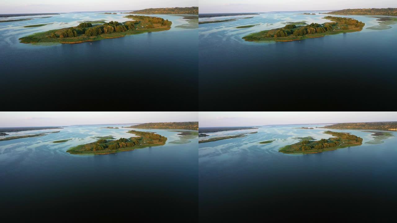 摄像机在岛屿经过的河中间飞行
