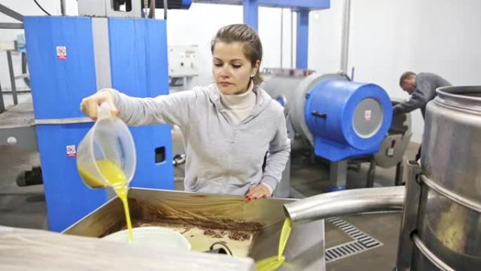 手工橄榄油工厂的工作人员控制橄榄油的质量