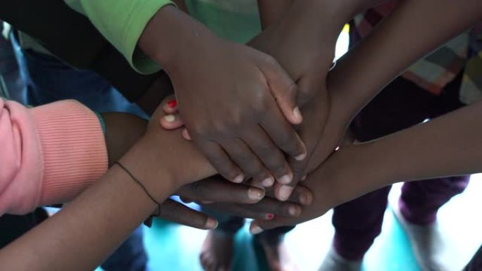 许多非洲儿童在团结和团队合作中建立联系，近距离接触，非洲