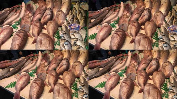 西班牙马拉加的鱼在市场上被掏空。鱼贩手的特写镜头