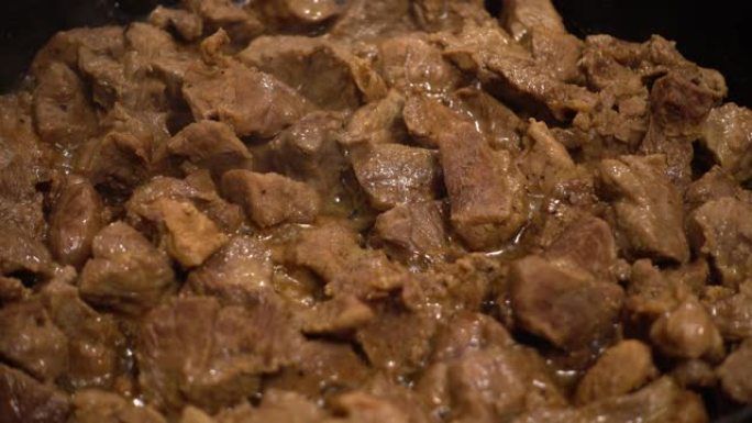 铸铁锅中牛肉的制备。