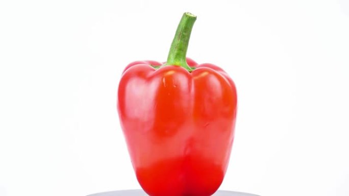 白色背景上的红辣椒。轮动。视频。食品。蔬菜。