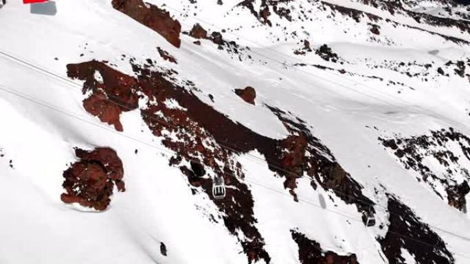 冬季时，在Elbrus度假胜地的高加索高山上的缆车和滑雪场的鸟瞰图。跟踪客舱索道