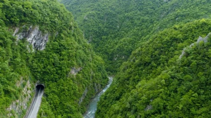 莫拉卡山河峡谷的鸟瞰图。