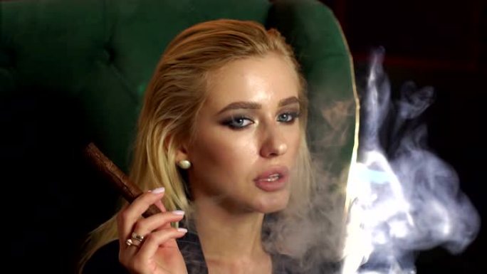 特写一个带着雪茄的女孩的脸，她抽了很多烟。