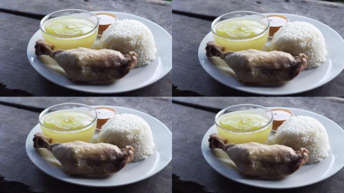 米饭和鸡肉和汤一起蒸。内部有棕色酱汁。海南鸡。泰国菜单。