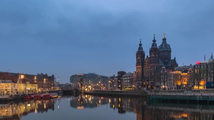 阿姆斯特丹荷兰时间流逝4K，城市天际线在圣尼古拉大教堂日夜流逝