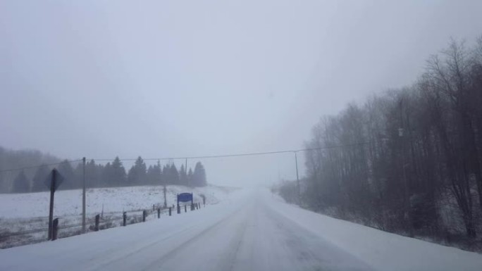 * 更明亮的版本 * 在冬天危险的路况下驾驶雪天气。司机的观点POV暴风雪在远处白雪皑皑。