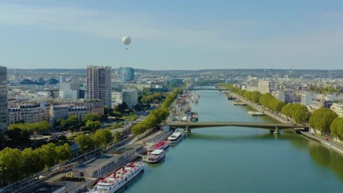 2019年5月，法国巴黎——无人机俯瞰塞纳河畔的历史名城中心。