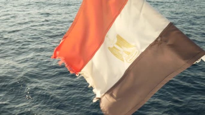 来自蓝色大海中的游艇的埃及国旗
