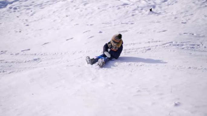 冬天的小男孩雪橇。