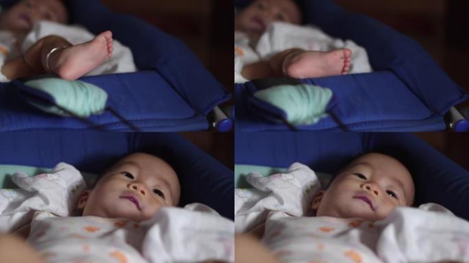 婴儿车里的亚洲婴儿微笑