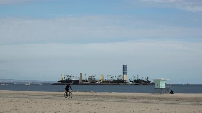 骑自行车的人在长滩上骑行