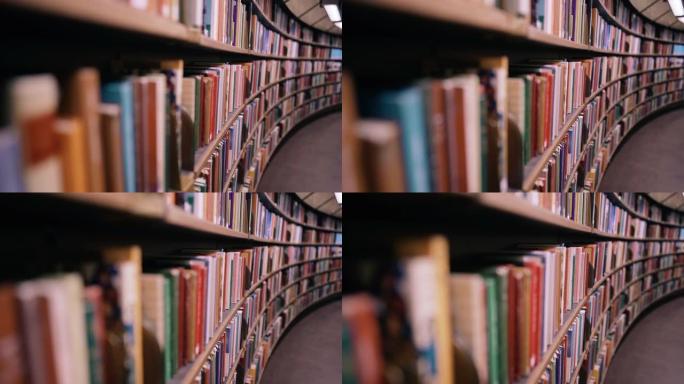 斯特迪卡姆开枪了。相机沿着装满纸质书的架子向前移动。瑞典斯德哥尔摩巨大的圆形图书馆