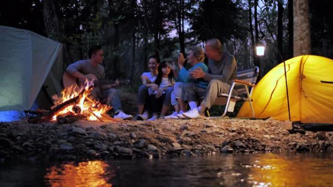 家庭，幸福，世代，假期和人们的观念-家庭乐于户外露营活动。