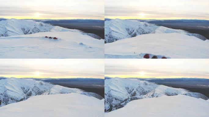 冬季日出时高海拔山顶露营帐篷的鸟瞰图