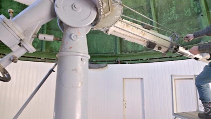 太阳天文台的太阳日冕仪的专业工程师观察员正在使用望远镜。科学家对太阳日冕的科学观测