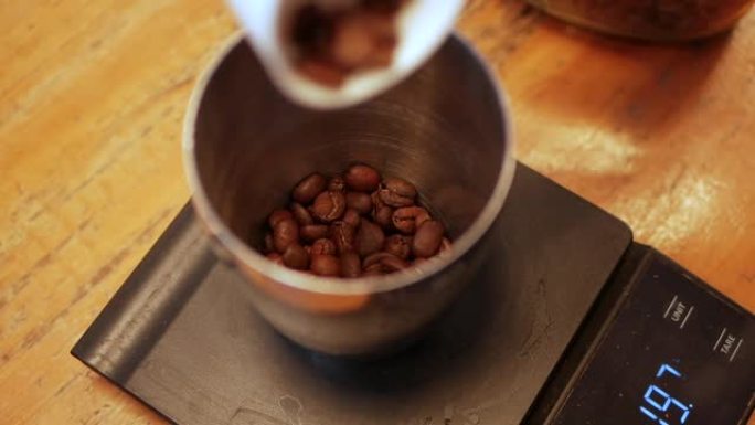 咖啡师一步一步地制作aeropress。咖啡师在煮咖啡的秤上称咖啡豆。咖啡厅的专业替代咖啡酿造