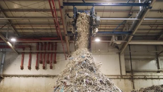 废物设施内成堆的可回收物