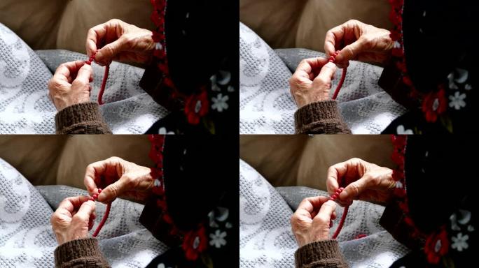 穆斯林老妇人手里拿着念珠，老妇人和念珠做礼拜，