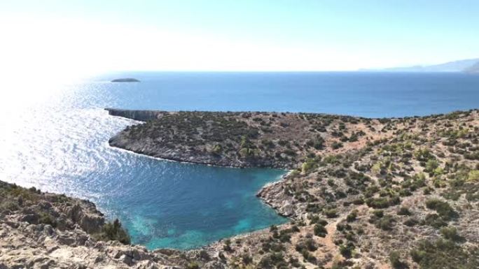 土耳其的地中海或爱琴海海岸、海岸或海湾海景。夏日景观与大海和树木。碧海风光，蓝天，地中海的天堂。在土