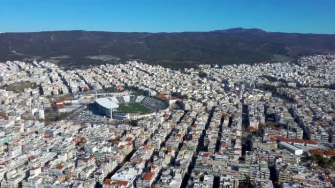城市环境的鸟瞰图，带有建筑物，足球场，塞萨洛尼基希腊，无人驾驶飞机前进