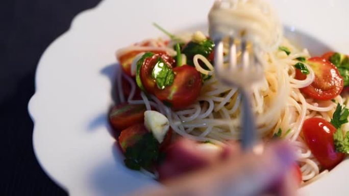吃意大利面小番茄烹饪视频素材