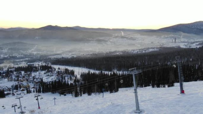 长升降椅在滑雪胜地的白雪上移动