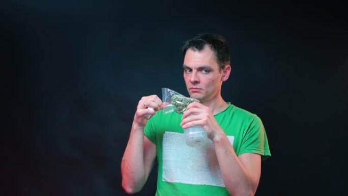 一名男子从罐中提取处方大麻。