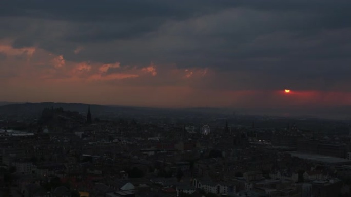 随着阵雨越过天际线，爱丁堡苏格兰时间在日落时流逝
