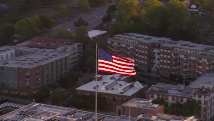 亚特兰大航空v267在日落时在PCM大楼上的美国国旗周围低空飞行