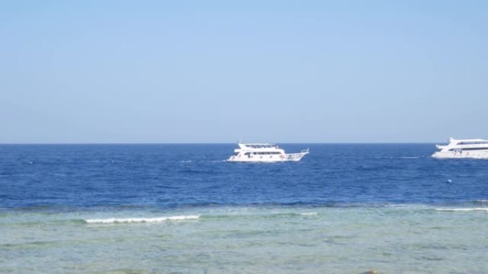 白色船游艇在蓝色的大海中航行