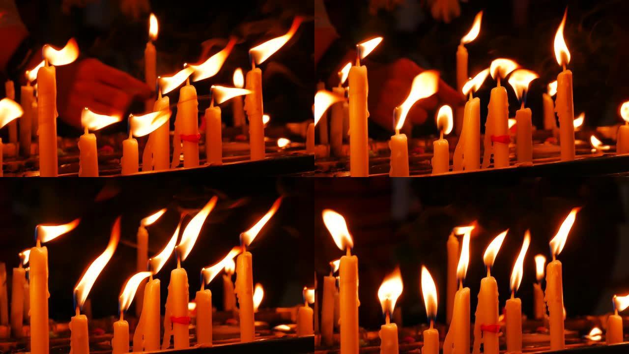 火苗传统蜡烛代替朝拜，在灵修佛寺祈祷。烛火燃烧着温暖的烛光。