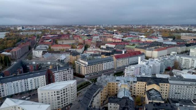 芬兰赫尔辛基鸟瞰图。无人机飞越赫尔辛基城市和建筑物。