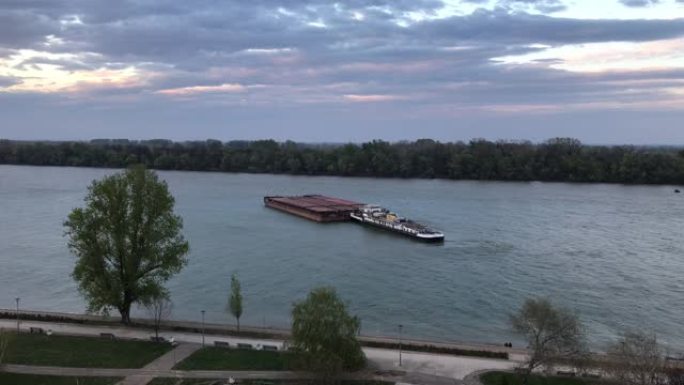 双轮油轮滞留在多瑙河上的强水流中