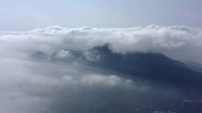 在香港Shan马的阴天飞越cloudscape