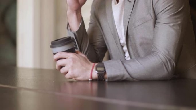 男人坐着咖啡杯休闲悠闲视频素材正装西装