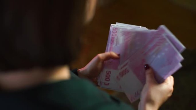 女商人数钞500欧元。