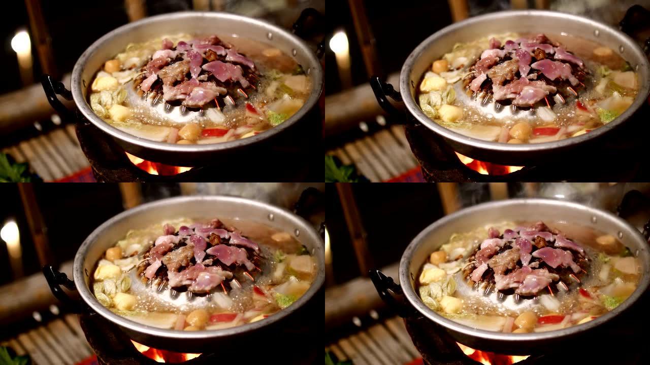 泰国烧烤风格。煎锅上烤肉和煮蔬菜。