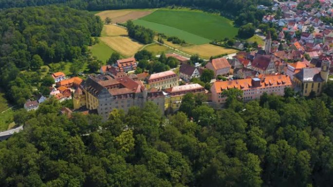 德国贾格斯特河畔基希贝格老村的鸟瞰图。